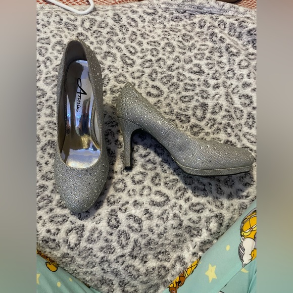 womens tops, heels, and shoes! - Picture 11 of 13